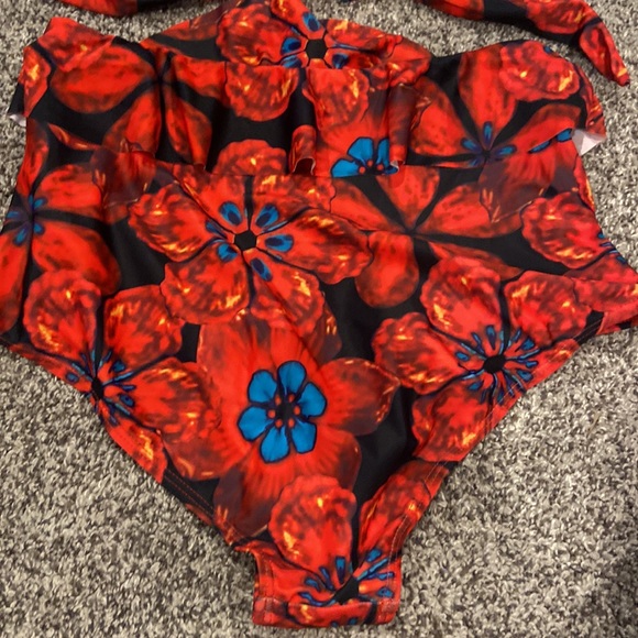 NWT dressfo size 6 two piece bikini 💕 beautiful vibrant, red and blue flowers - Picture 8 of 17